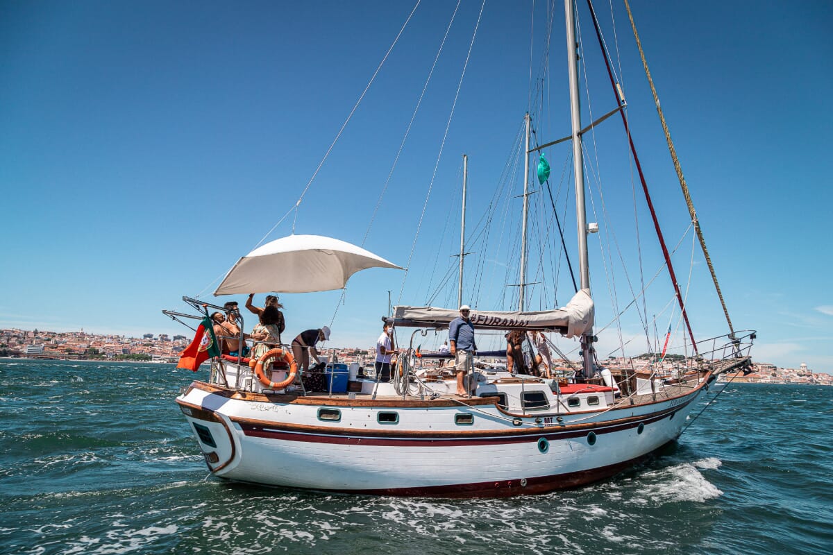 Vintage Sailboat 12 pax